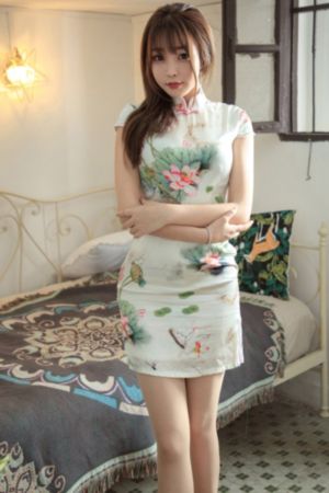 年轻的妈妈观看